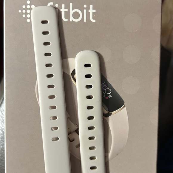 Fitbit Luxe off-White Fitness Tracker - Picture 4 of 5